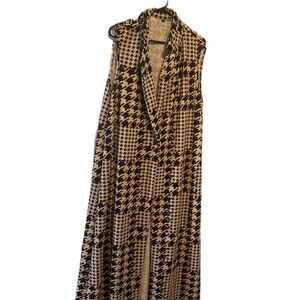 Sleeveless Houndstooth cardigan in Black and Tan